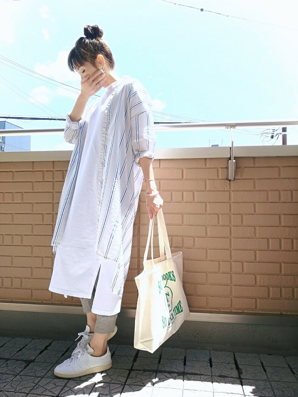 グレー系のワンピース、ホワイト系のワンピース、ホワイト系のトートバッグを着用したレディースの春コーディネートの1枚目の写真