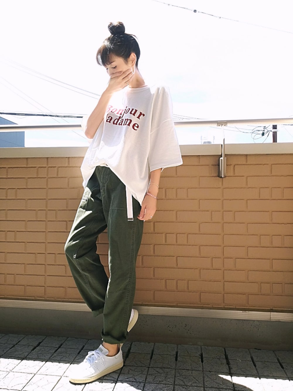 ホワイト系のスニーカー、ホワイト系のTシャツ/カットソー、グリーン系のその他パンツを着用したレディースの夏コーディネートの1枚目の写真