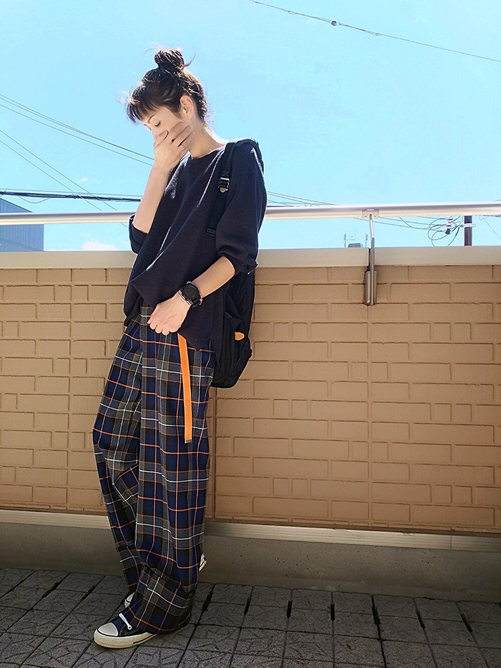 その他のパンツ、その他のスニーカー、ブルー系のTシャツ/カットソーを着用したレディースの秋コーディネートの1枚目の写真