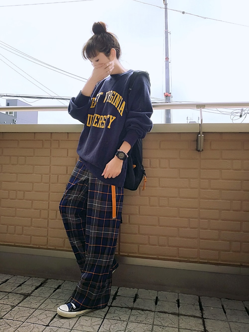 その他のパンツ、ブルー系のスウェット、ブラック系のバックパック/リュックを着用したレディースの秋コーディネートの1枚目の写真