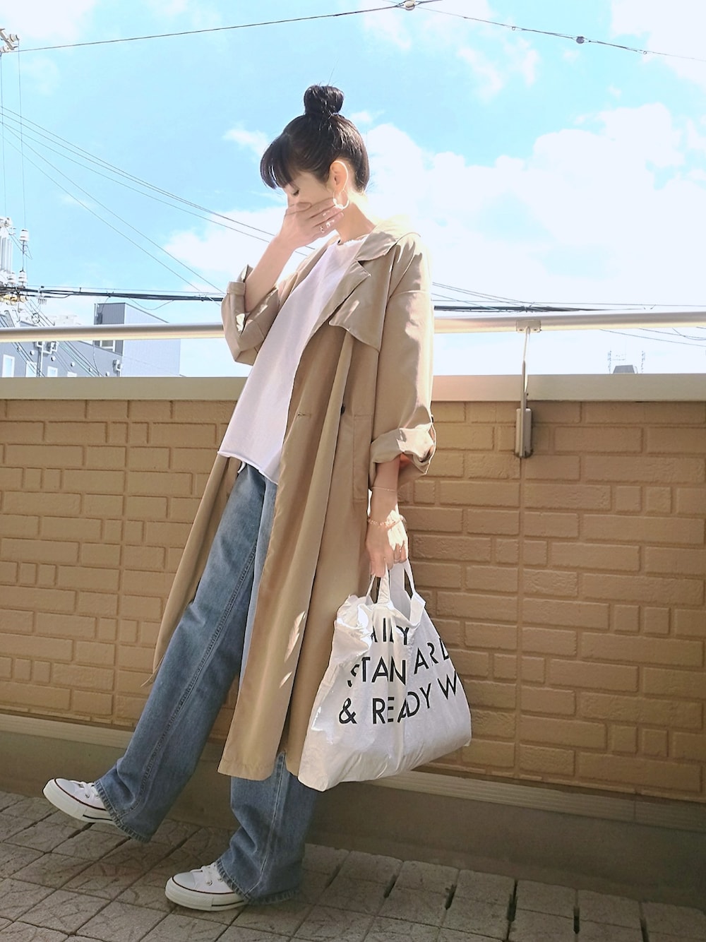 ホワイト系のTシャツ/カットソー、ベージュ系のトレンチコート、ホワイト系のバッグを着用したレディースの春コーディネートの1枚目の写真