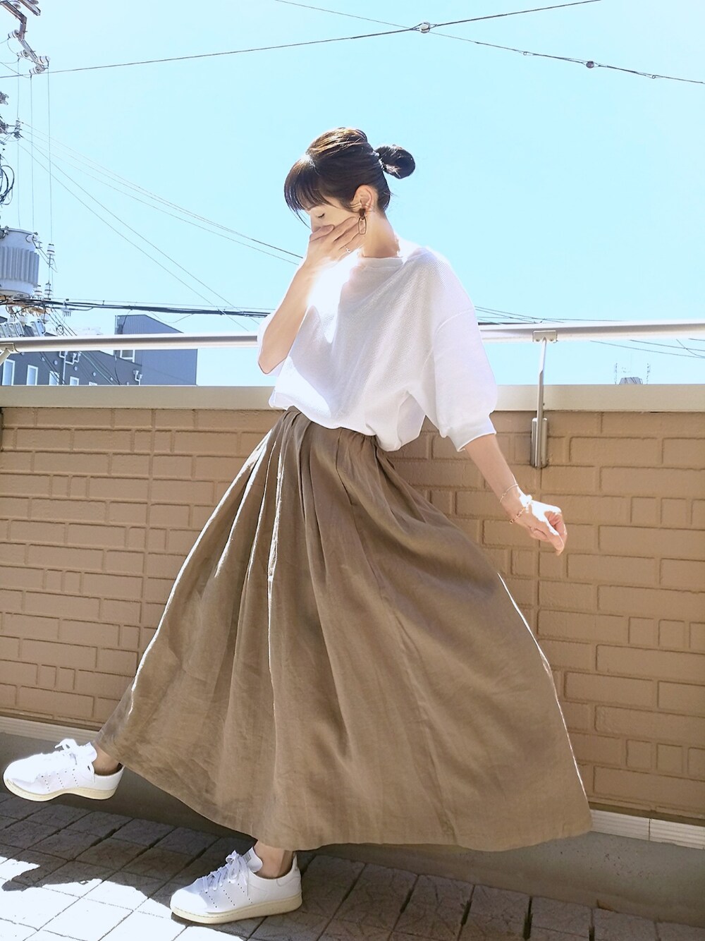 「GU、adidas、ベージュ、スカート、プチプラ、夏、シンプル、オーバーサイズ、リネン、白Tシャツ」｜「adidasのadidas Stan Smith Lea Sock（スニーカー、ホワイト系）」を使った、k(ani)さん（レディース・161cm）の春コーディネートの1枚目の写真