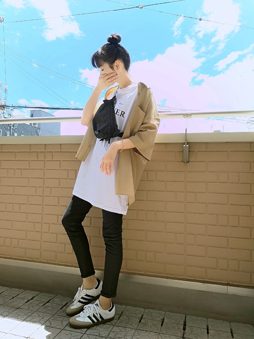 ホワイト系のTシャツ/カットソー、ベージュ系のシャツ/ブラウス、ブラック系のボディバッグ/ウエストポーチを着用したレディースの夏コーディネートの1枚目の写真
