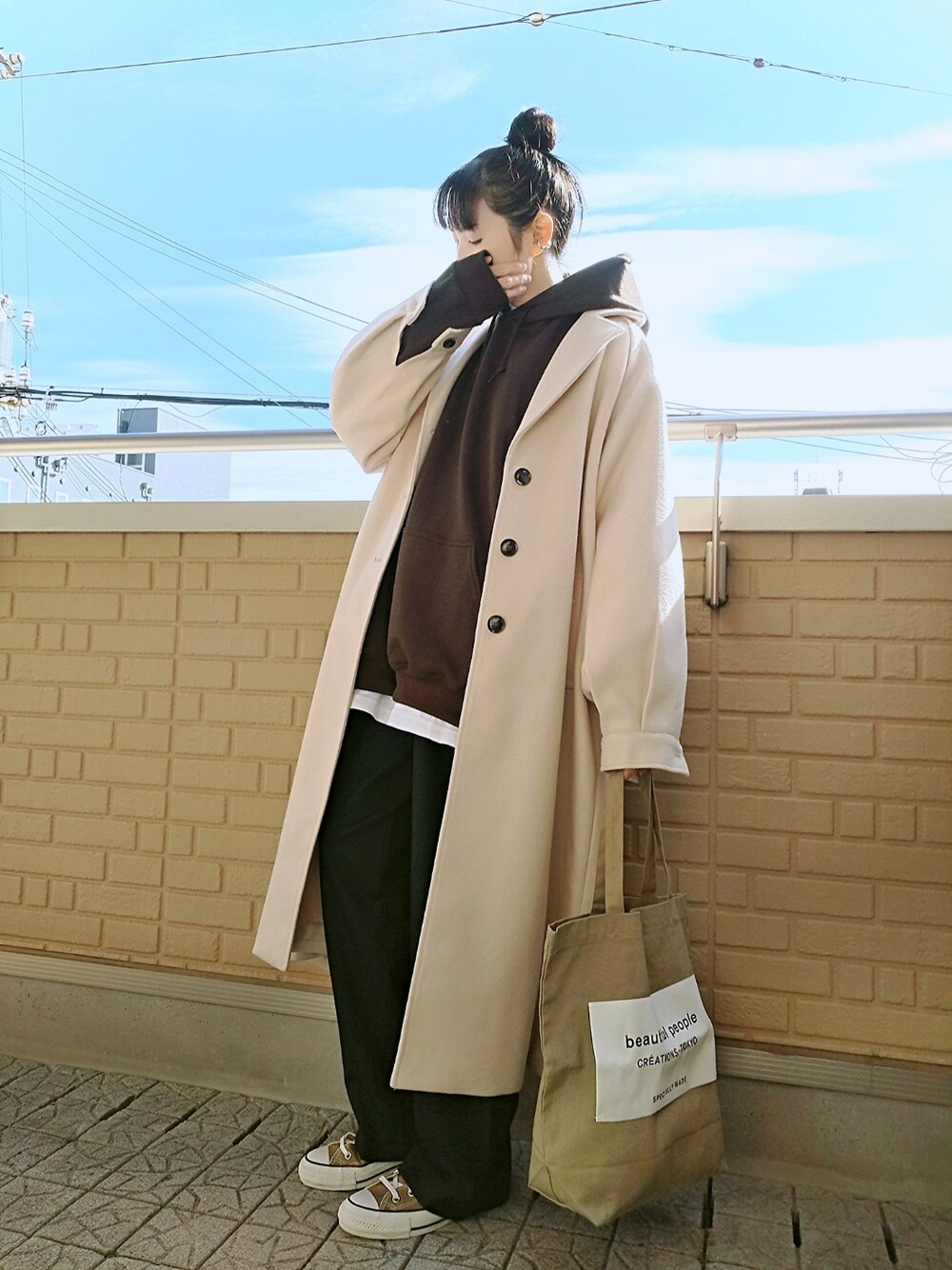 「コンバース、ワイドパンツ、パーカー、トートバッグ、ブラウン、コート、オーバーサイズ、秋コーデ、シンプルコーデ、冬コーデ」｜「GILDANのギルダン USAオーバーサイズ ロングスリーブ プルオーバー パーカー (裏起毛)（パーカー、ブラウン系）」を使った、k(ani)さん（レディース・161cm）の秋コーディネートの1枚目の写真