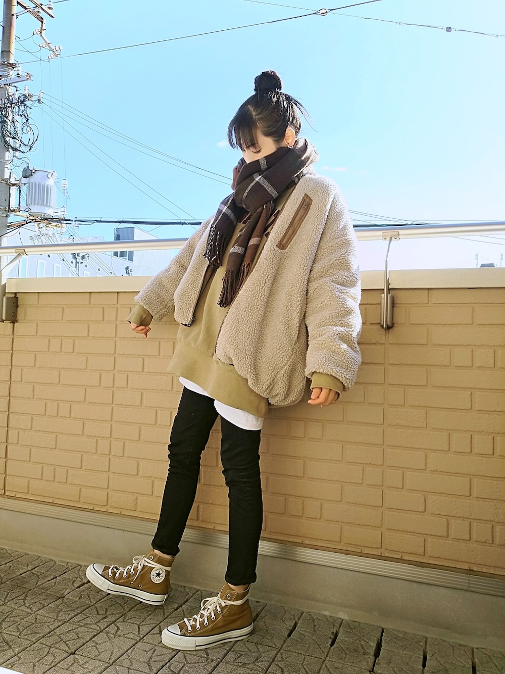 ベージュ系のブルゾン、ベージュ系のスウェット、ブラック系のデニムパンツを着用したレディースの冬コーディネートの1枚目の写真