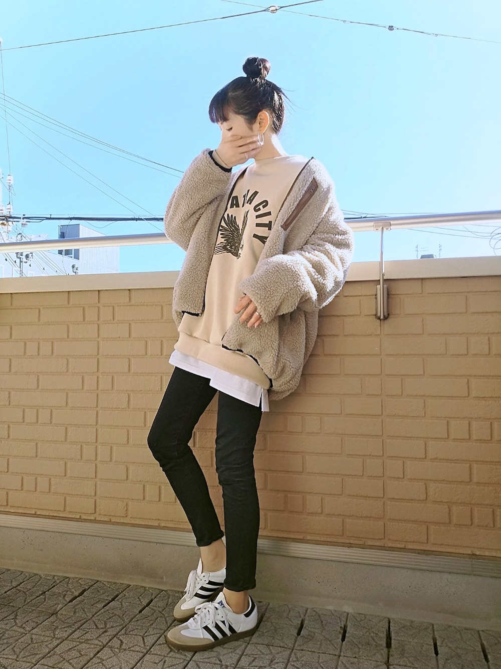 「adidas、スキニーデニム、ボア、スウェット、ベージュ、オーバーサイズ、ゆるコーデ、ビッグシルエット、シンプル」｜「kutirのフープイヤリング(Mサイズ)（イヤリング、グレー系）」を使った、k(ani)さん（レディース・161cm）の冬コーディネートの1枚目の写真