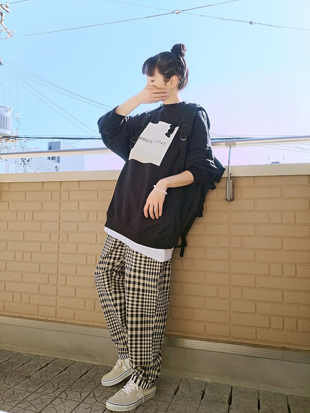 ブラック系のスウェット、ベージュ系のその他パンツ、ブラック系のバックパック/リュックを着用したレディースの冬コーディネートの1枚目の写真