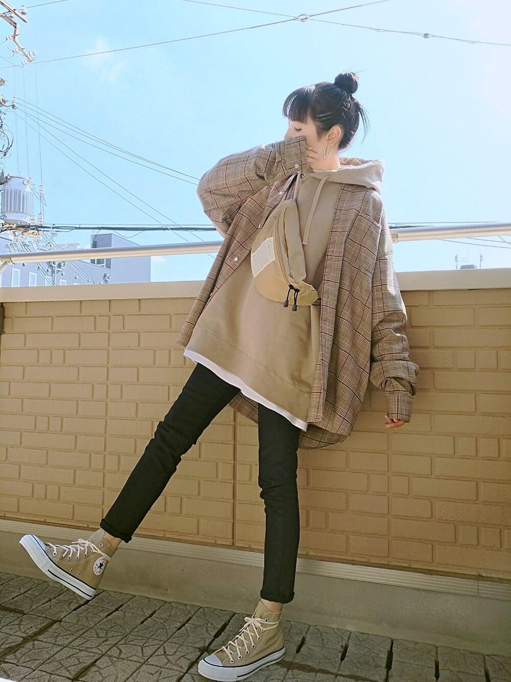 ブラウン系のシャツ/ブラウス、その他のシューケア用品、ベージュ系のスニーカーを着用したレディースの春コーディネートの1枚目の写真