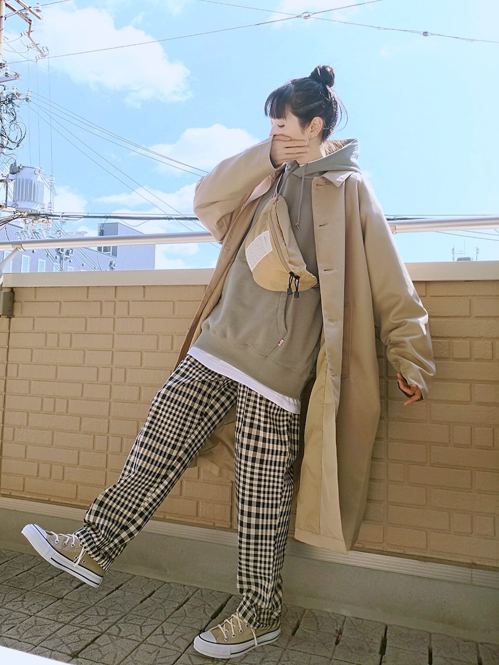 ベージュ系のその他パンツ、ベージュ系のスニーカー、グリーン系のパーカーを着用したレディースの春コーディネートの1枚目の写真