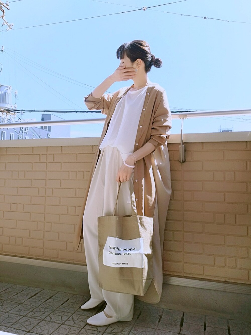 「シャツワンピ、テーパードパンツ、白Tシャツ、ゆるコーデ、トートバッグ、ベージュ、春コーデ、スリッポン、アースカラー、オーバーサイズ」｜「notch.のマキシシャツワンピース（シャツワンピース、ブラウン系）」を使った、k(ani)さん（レディース・161cm）の春コーディネートの1枚目の写真