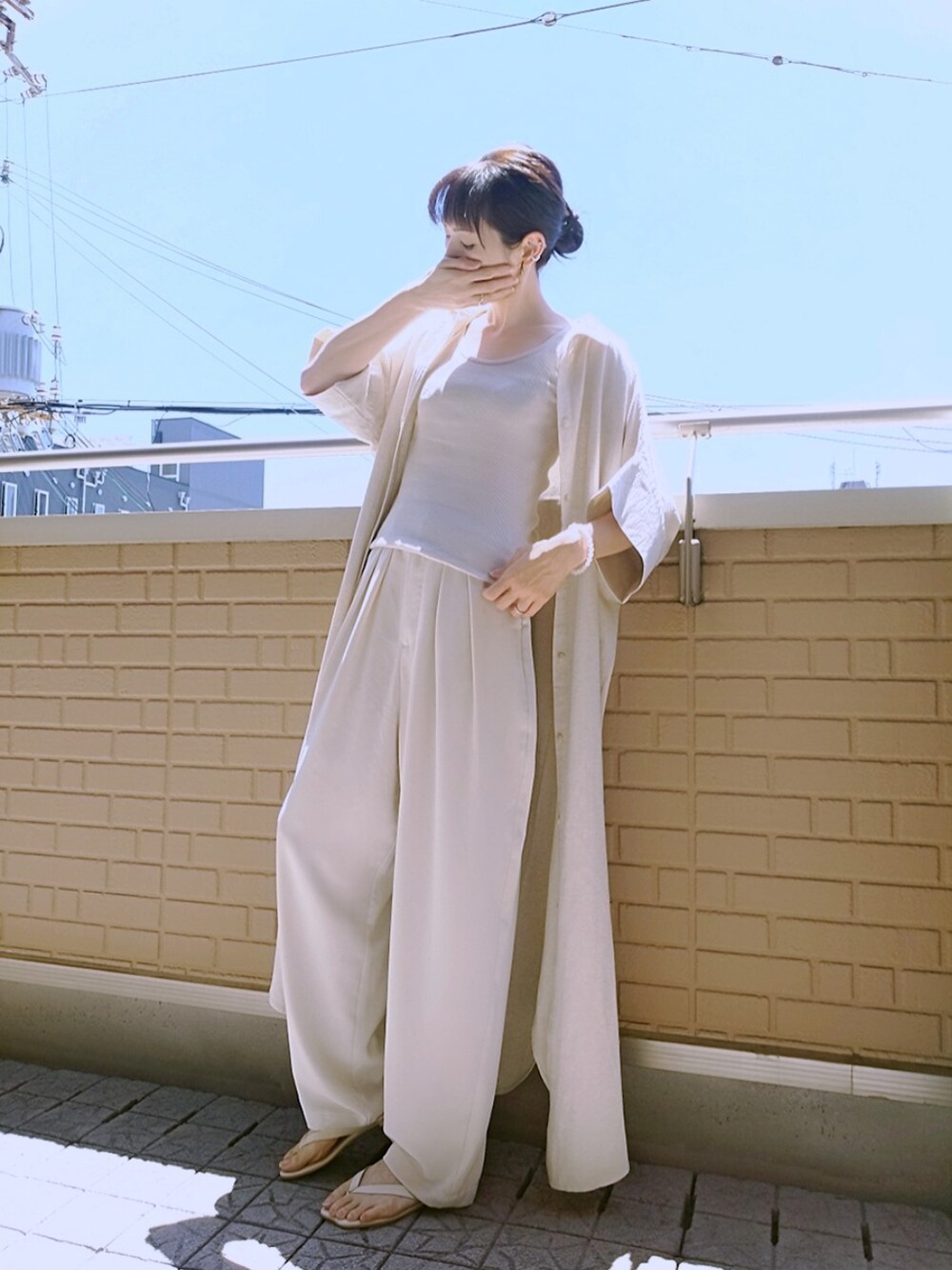 ベージュ系のシャツワンピース、ベージュ系のタンクトップ、ベージュ系のその他パンツを着用したレディースの夏コーディネートの1枚目の写真