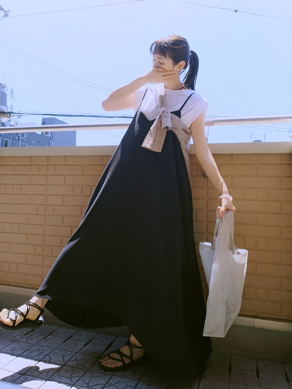 ホワイト系のTシャツ/カットソー、ブラック系のサンダル、ベージュ系のシャツ/ブラウスを着用したレディースの夏コーディネートの1枚目の写真