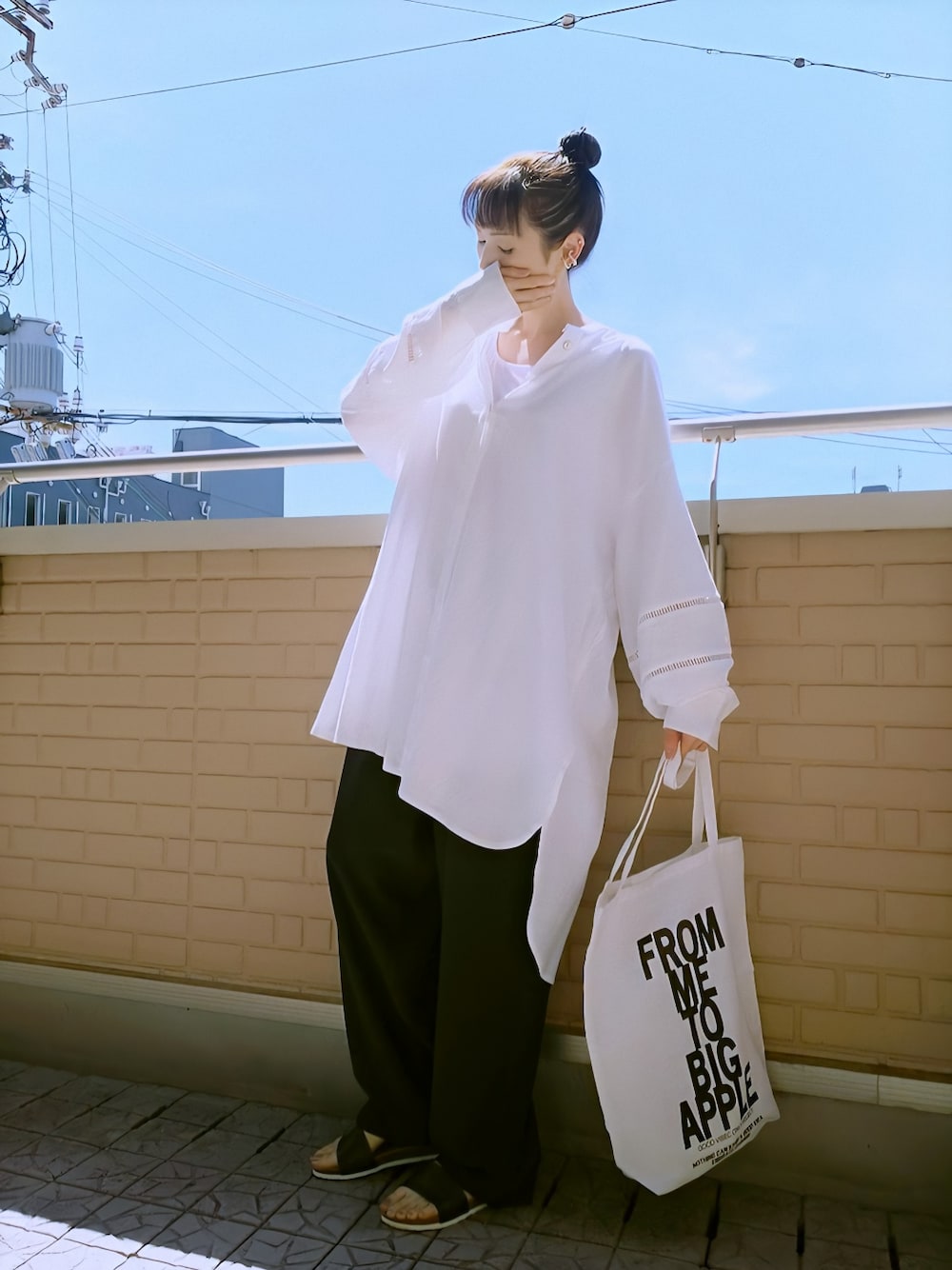 ホワイト系のシャツ/ブラウス、ブラック系のトートバッグ、ブラック系のその他パンツを着用したレディースの夏コーディネートの1枚目の写真