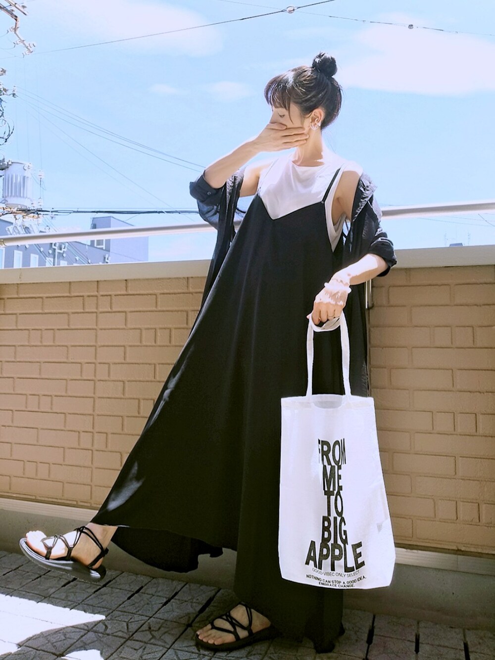 「モノトーン、キャミワンピ、タンクトップ、エコバッグ、サロペット、サンダル、シャツワンピ、トートバッグ、オーバーサイズ、シースルー」｜「coca（coca）のプリントアソートエコトートバッグ（トートバッグ、ブラック系）」を使った、k(ani)さん（レディース・161cm）の夏コーディネートの1枚目の写真