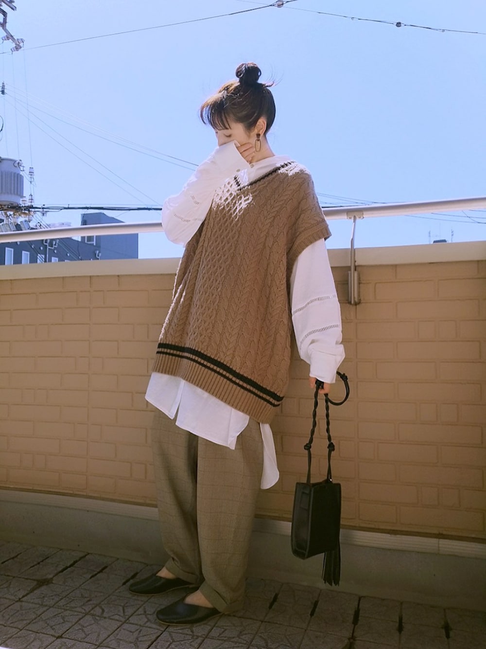 ブラック系のショルダーバッグ、ベージュ系のその他パンツ、ブラック系のパンプスを着用したレディースの秋コーディネートの1枚目の写真