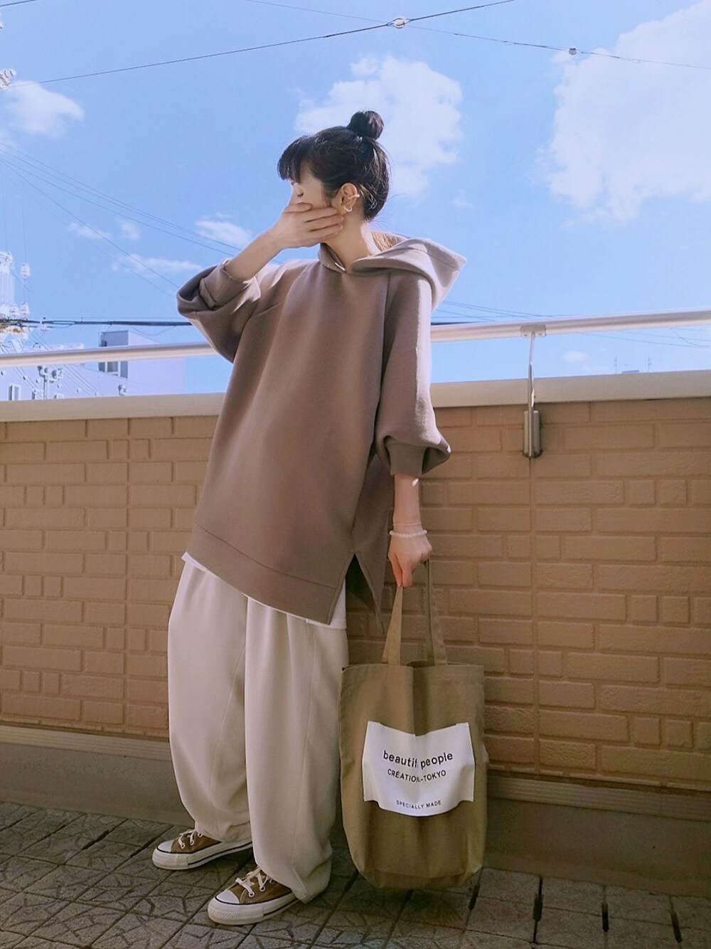 「コンバース、秋のマイ旬スタイル、テーパードパンツ、パーカー、トートバッグ、オーバーサイズ、レイヤードスタイル、スウェット、秋のカフェオレコーデ、秋冬コーデ」｜「ＡＮＤＪのダブルタックジョーゼットテーパードパンツ（その他パンツ、ベージュ系）」を使った、k(ani)さん（レディース・161cm）の秋コーディネートの1枚目の写真