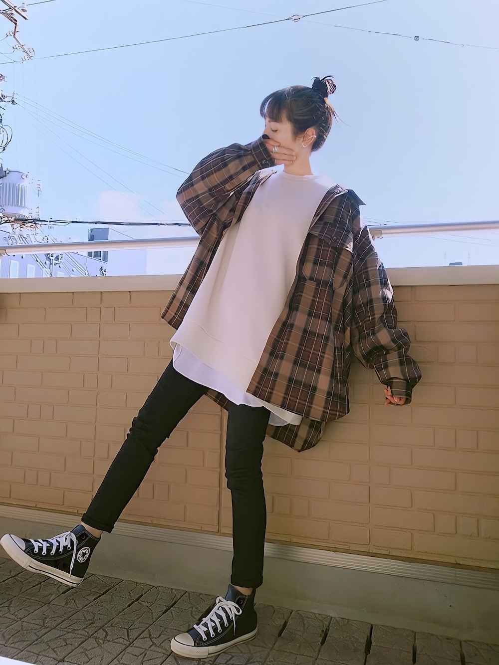 ブラック系のデニムパンツ、その他のスニーカー、ベージュ系のTシャツ/カットソーを着用したレディースの秋コーディネートの1枚目の写真