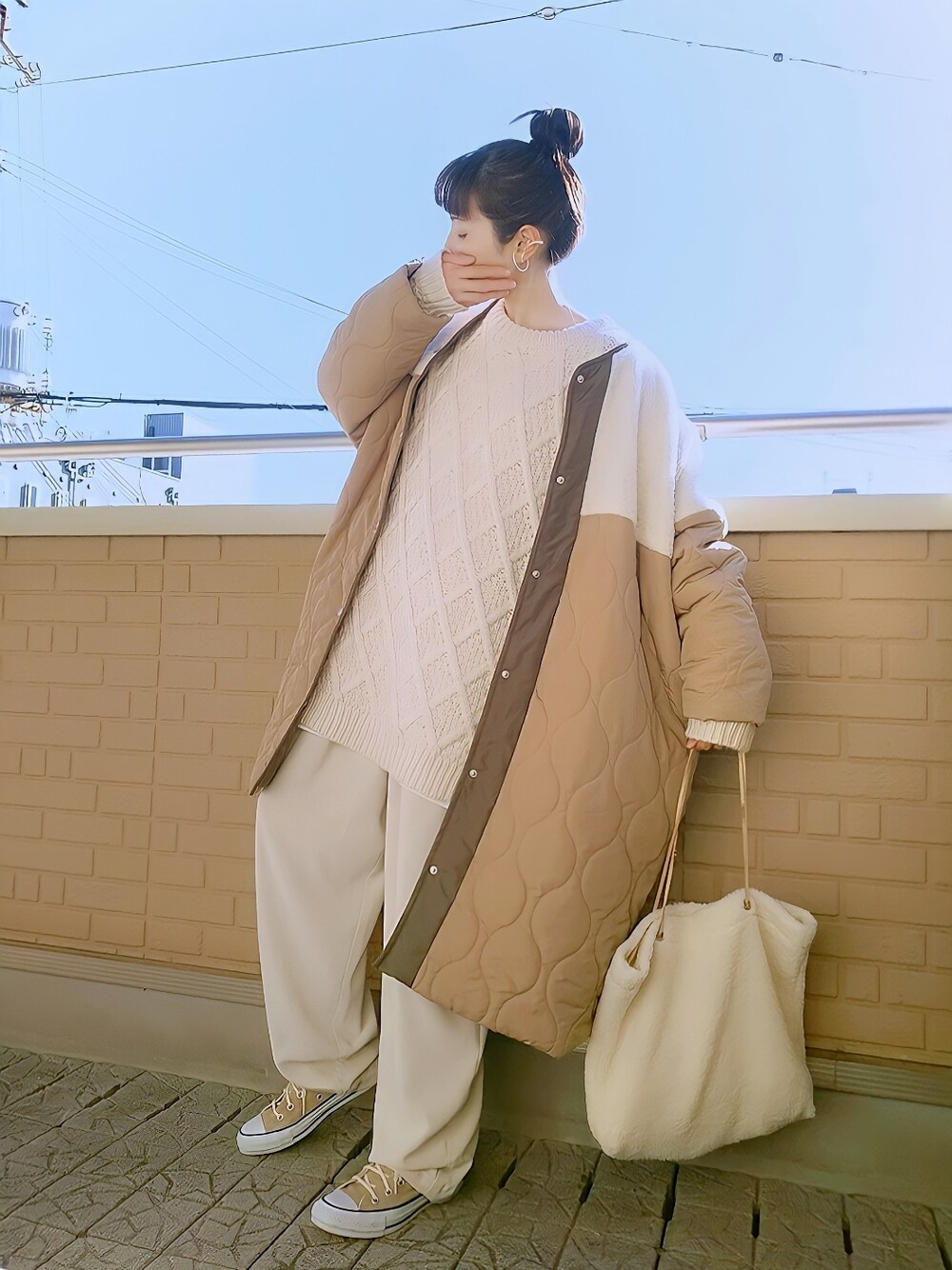 ベージュ系のニット/セーター、ベージュ系のダウンジャケット/コート、ベージュ系のその他パンツを着用したレディースの冬コーディネートの1枚目の写真