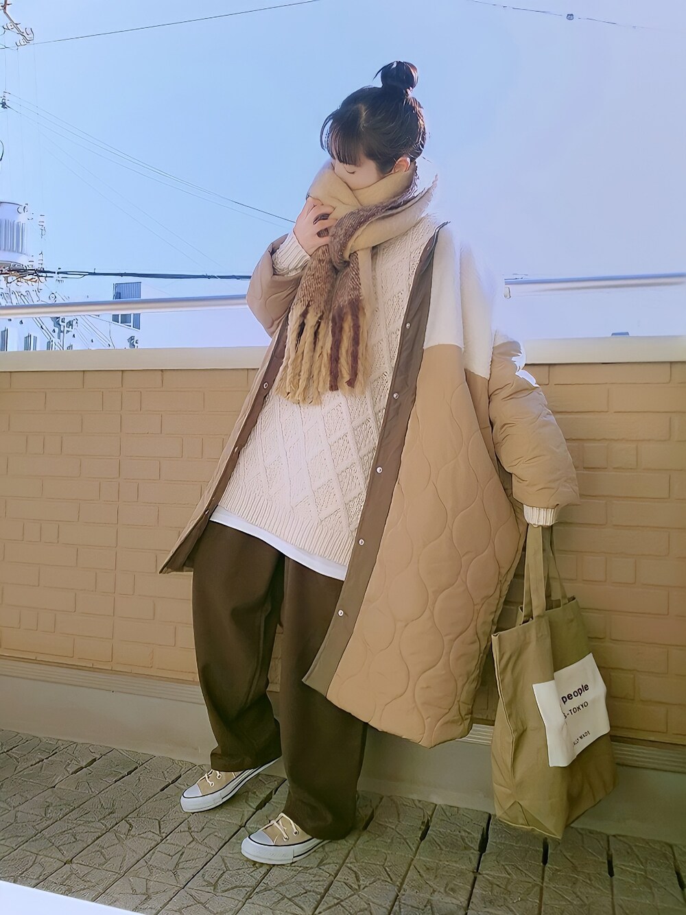 ベージュ系のニット/セーター、ベージュ系のダウンジャケット/コート、ブラウン系のその他パンツを着用したレディースの冬コーディネートの1枚目の写真