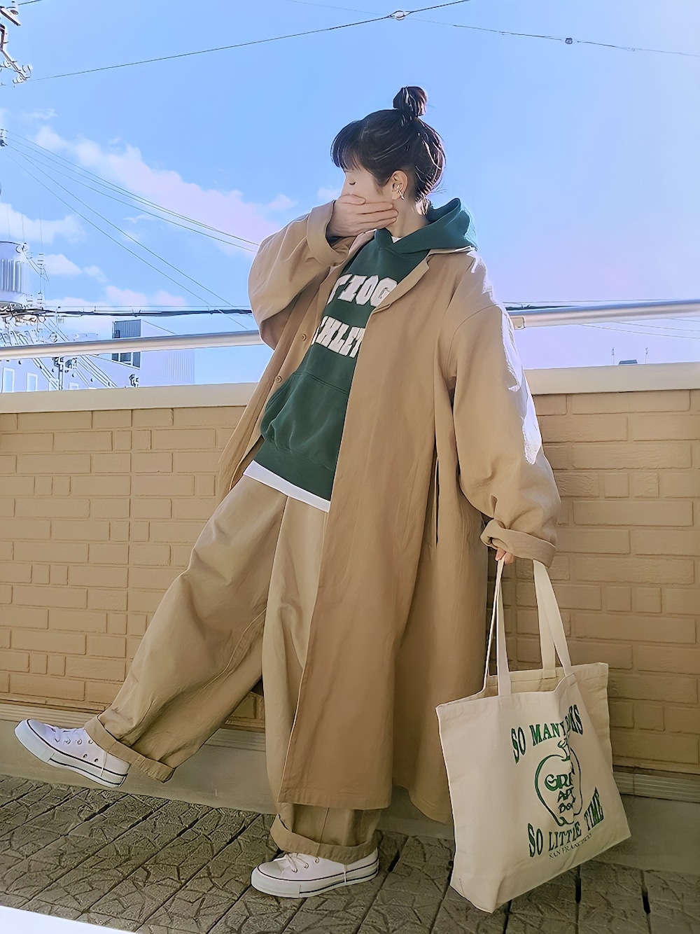 「ロゴパーカー、スウェパカ、古着、ワイドパンツ、チェスターコート、トートバッグ、ゆるコーデ、白スニーカー、メンズライク、春アウター」｜「🍫のアイテム（その他、その他）」を使った、k(ani)さん（レディース・161cm）の冬コーディネートの1枚目の写真