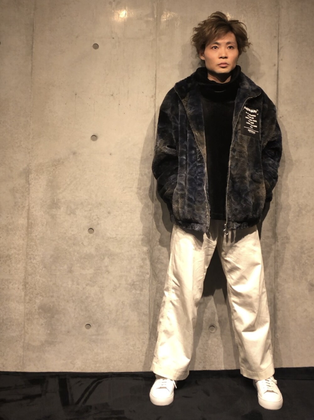 ブルー系のジャケット/アウター、ブラック系のアンサンブル、ホワイト系のデニムパンツを着用したメンズの冬コーディネートの1枚目の写真