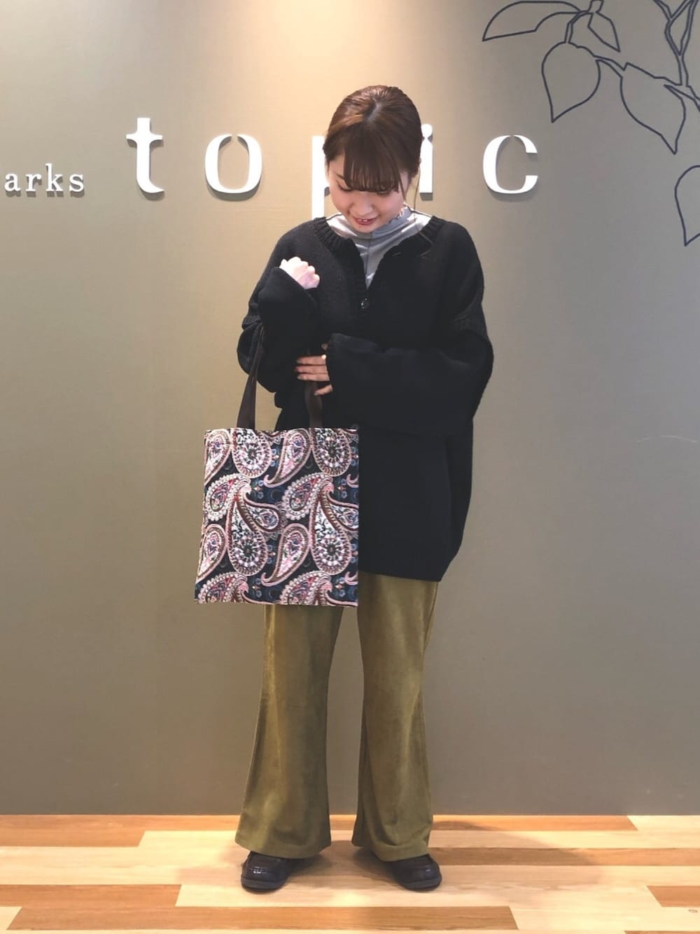 ブラック系のニット/セーター、ブラウン系のその他パンツ、ブラック系のトートバッグを着用したレディースの秋コーディネートの1枚目の写真