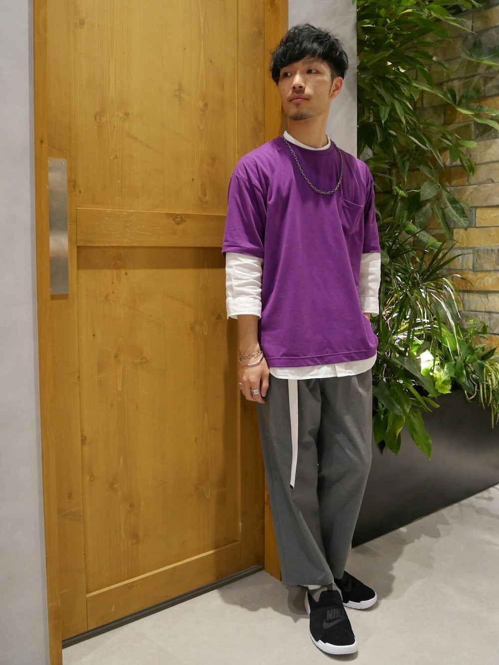 グレー系のその他パンツ、パープル系のTシャツ/カットソー、ホワイト系のベルトを着用したメンズの春コーディネートの1枚目の写真