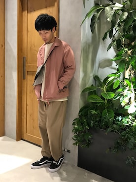 「ベージュパンツ」｜「アイテム（その他アウター）」を使った、Yusukeさん（メンズ・173cm）の冬コーディネート