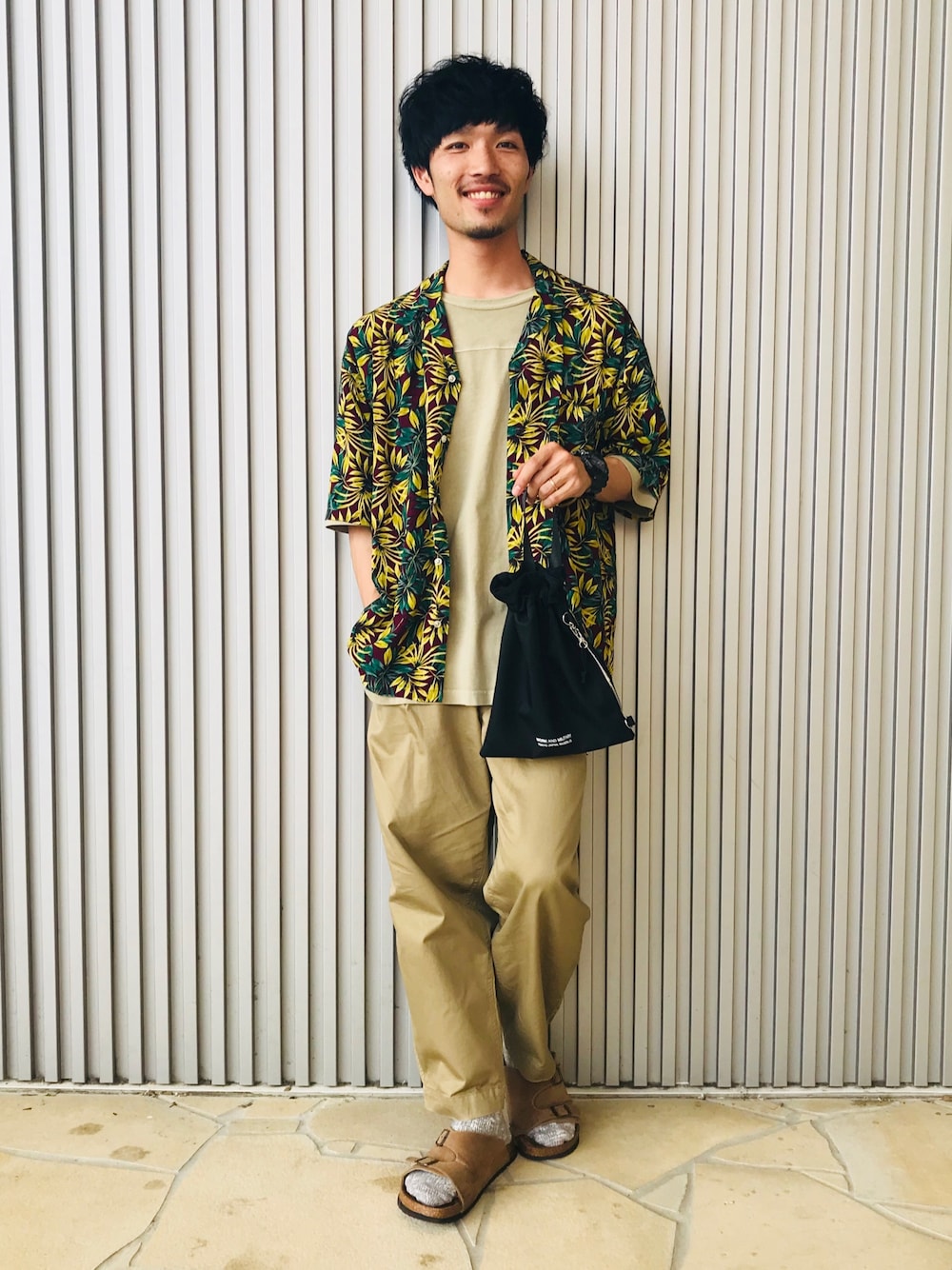 レッド系のシャツ/ブラウス、ベージュ系のその他パンツ、ベージュ系のTシャツ/カットソーを着用したメンズの春コーディネートの1枚目の写真