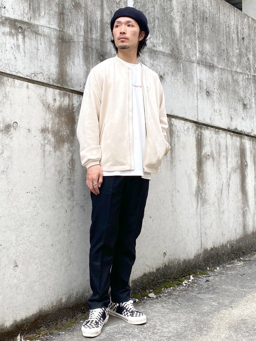 ホワイト系のTシャツ/カットソー、ブラック系のスラックス、ホワイト系のブルゾンを着用したメンズの春コーディネートの1枚目の写真