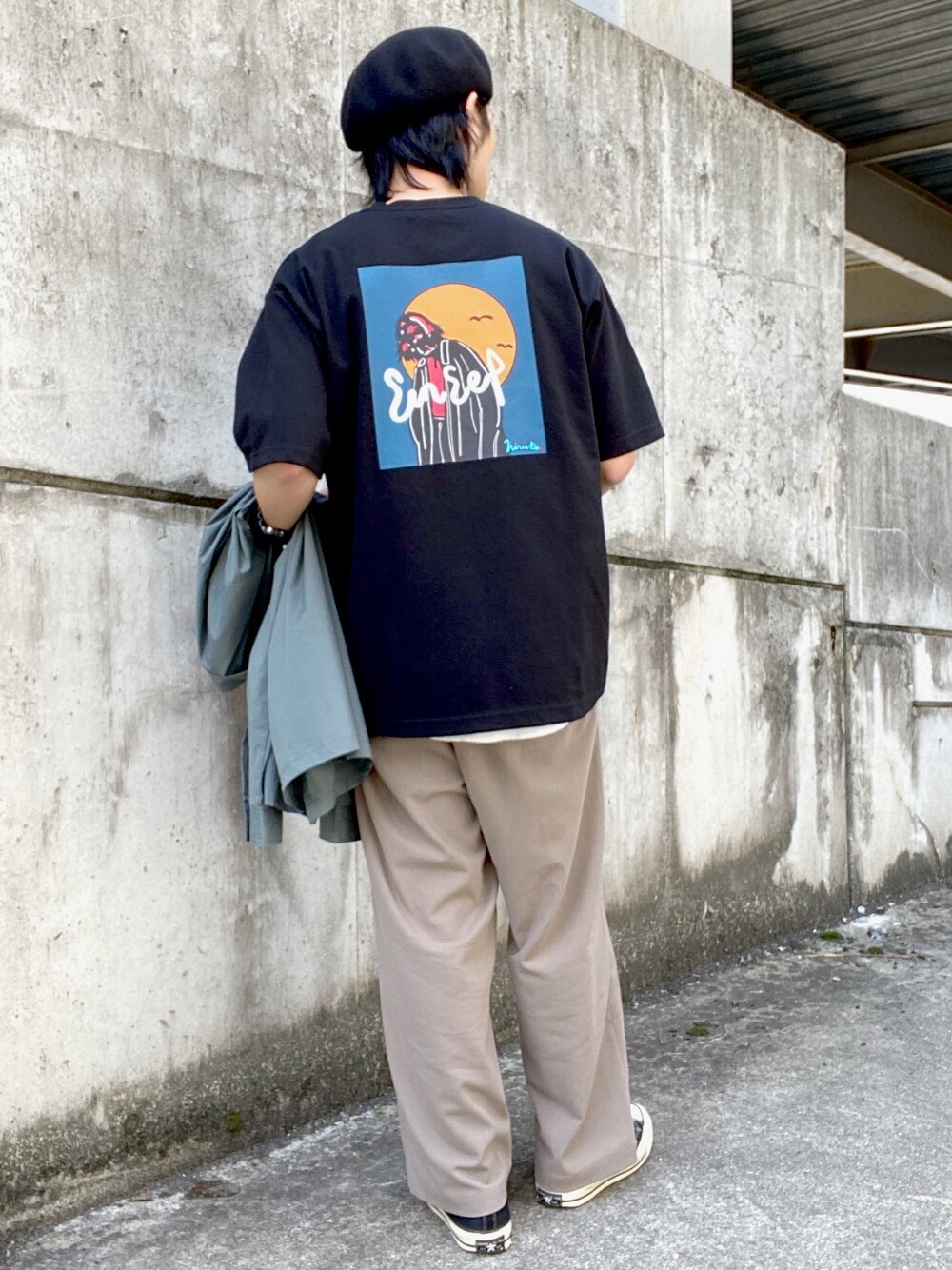ブラック系のTシャツ/カットソー、ベージュ系のスラックス、グリーン系のシャツ/ブラウスを着用したメンズの春コーディネートの1枚目の写真