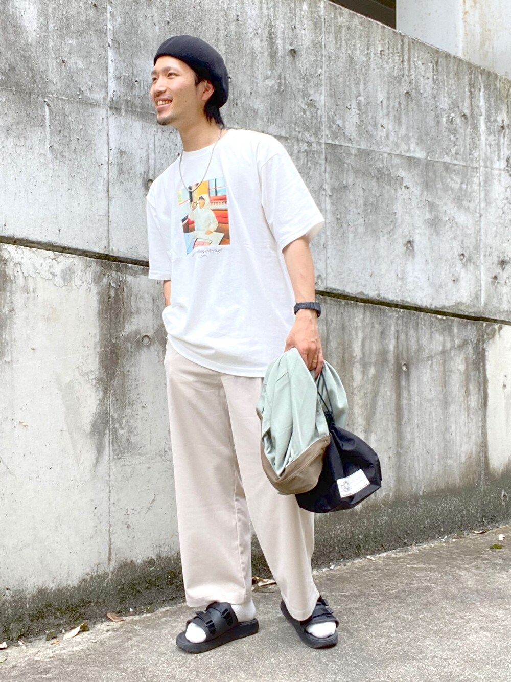 ブラック系のサンダル、ホワイト系のTシャツ/カットソー、ホワイト系のスラックスを着用したメンズの夏コーディネートの1枚目の写真