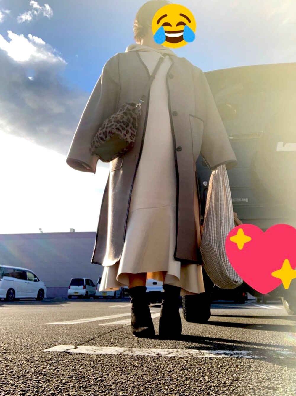 ベージュ系のワンピース、グリーン系のジャケット/アウター、ブラック系のブーツを着用したレディースの冬コーディネートの1枚目の写真