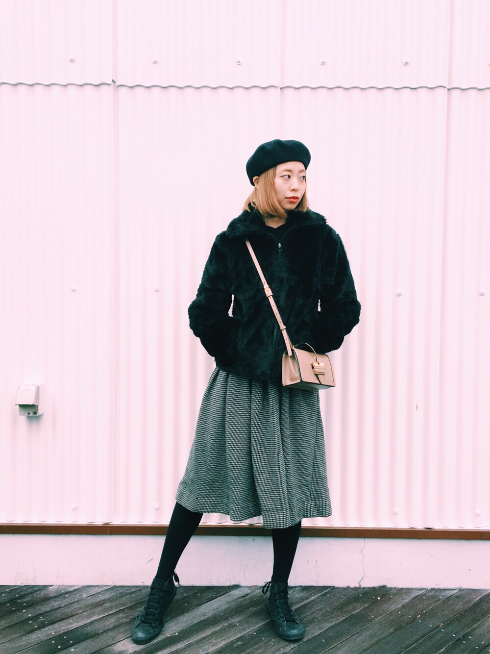 「LOEWE、カジュアルコーデ、大人カジュアル、シンプル、コンバース、黒、ootd、vintage、ベレー帽、古着」｜「OVERRIDEの【milsa】Basque Beret（ハンチング/ベレー帽、ブラック系）」を使った、菊谷萌さん（レディース・168cm）の冬コーディネートの1枚目の写真