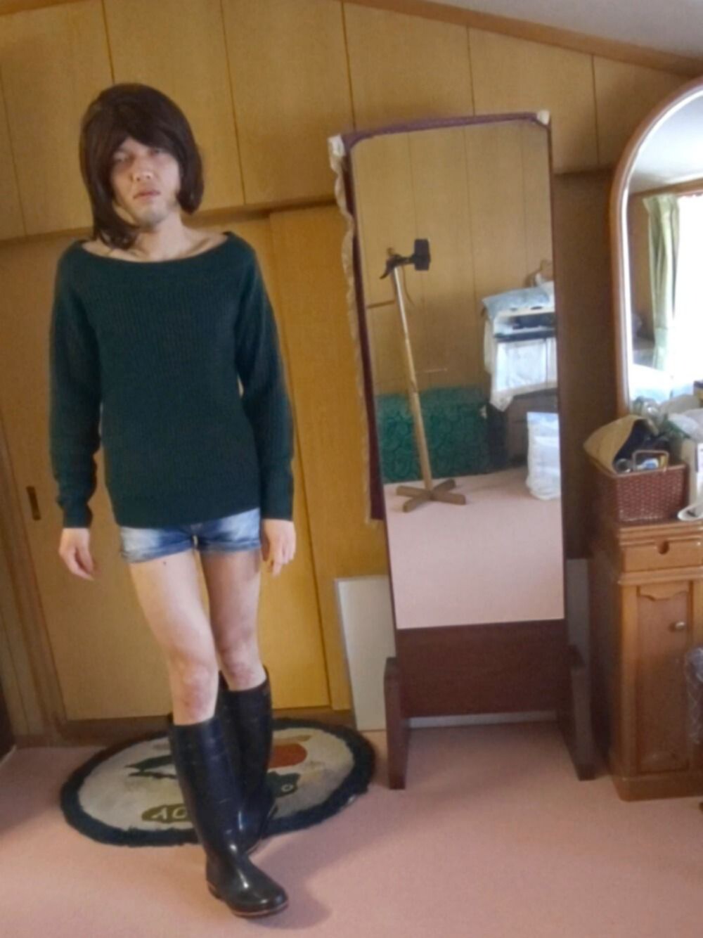 「古着屋コーデ、長靴コーデ」｜「miss artemisのアイテム（ニット/セーター、グリーン系）」を使った、elinaさん（メンズ・170cm）の春コーディネートの1枚目の写真