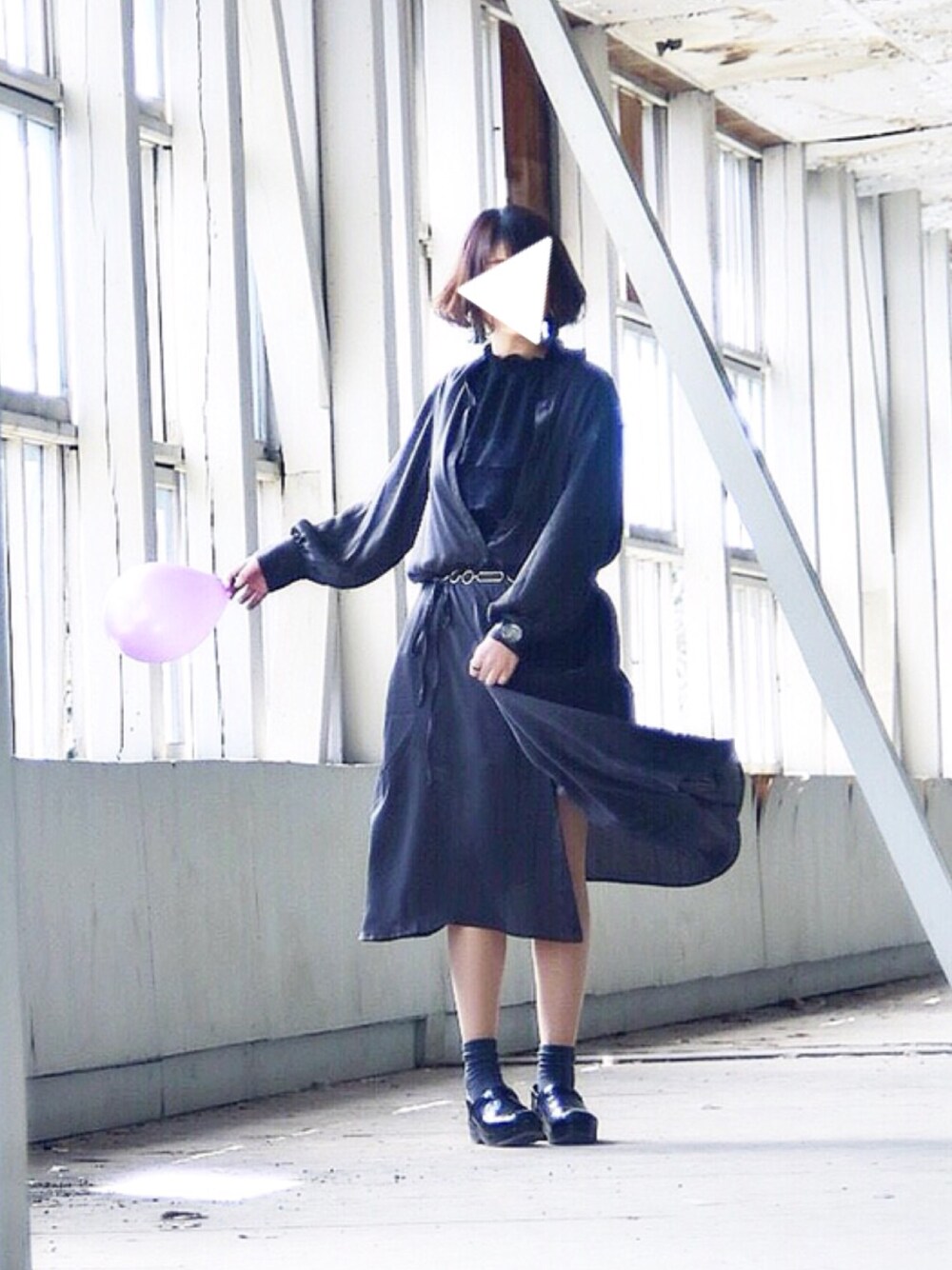 「ワンピース、ダンスコ、オールブラック、フリクロ、おしゃれさんと繋がりたい」｜「KOMONO.のKOMONO　コモノ　THE　WALTHER（アナログ腕時計、ブラック系）」を使った、めりこさん（レディース・165cm）の春コーディネートの1枚目の写真