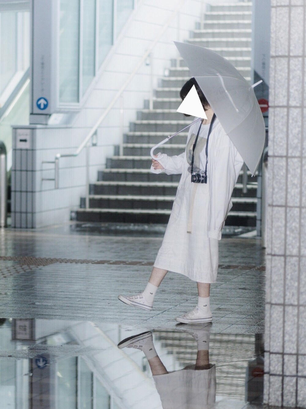 「古着、フリクロ、タックイン、雨の日コーデ、オールホワイト、メンズライク、おしゃれさんと繋がりたい」｜「CONVERSEのCONVERSE ALL STAR V-3 OX (ホワイト)（スニーカー、ホワイト系）」を使った、めりこさん（レディース・165cm）の春コーディネートの1枚目の写真