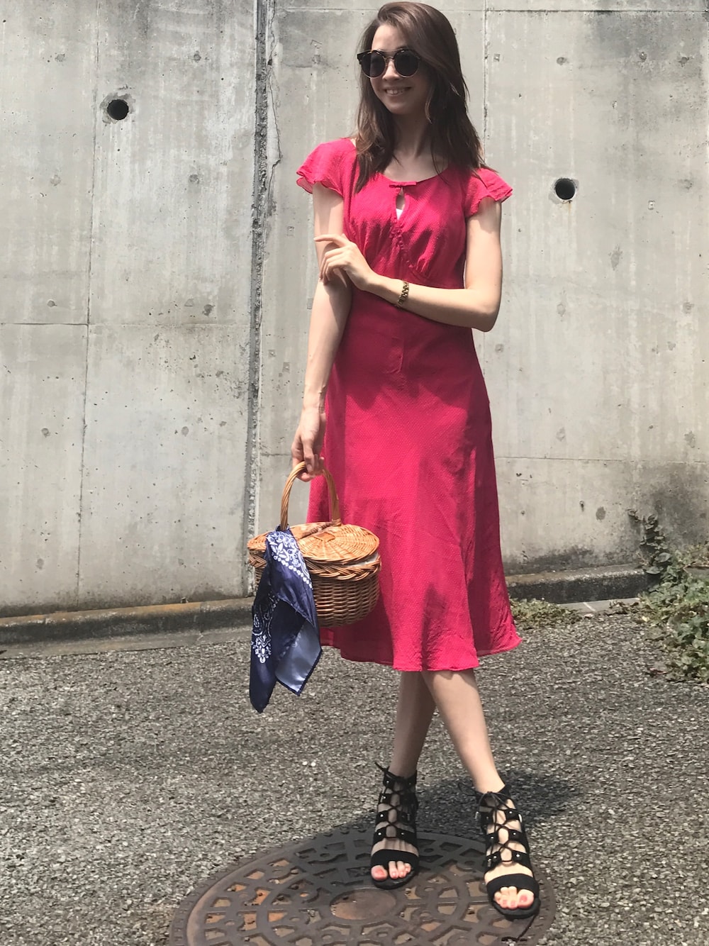 「ラクチンコーデ、オトナカジュアル、休日スタイル、夏コーデ、サンダル、ワンピース、かごバッグ、ロングワンピース、ドット柄、赤」｜「Casseliniの【casselini】バンダナスカーフバスケット（かごバッグ、ブルー系）」を使った、石井亜美さん（レディース・168cm）の夏コーディネートの1枚目の写真