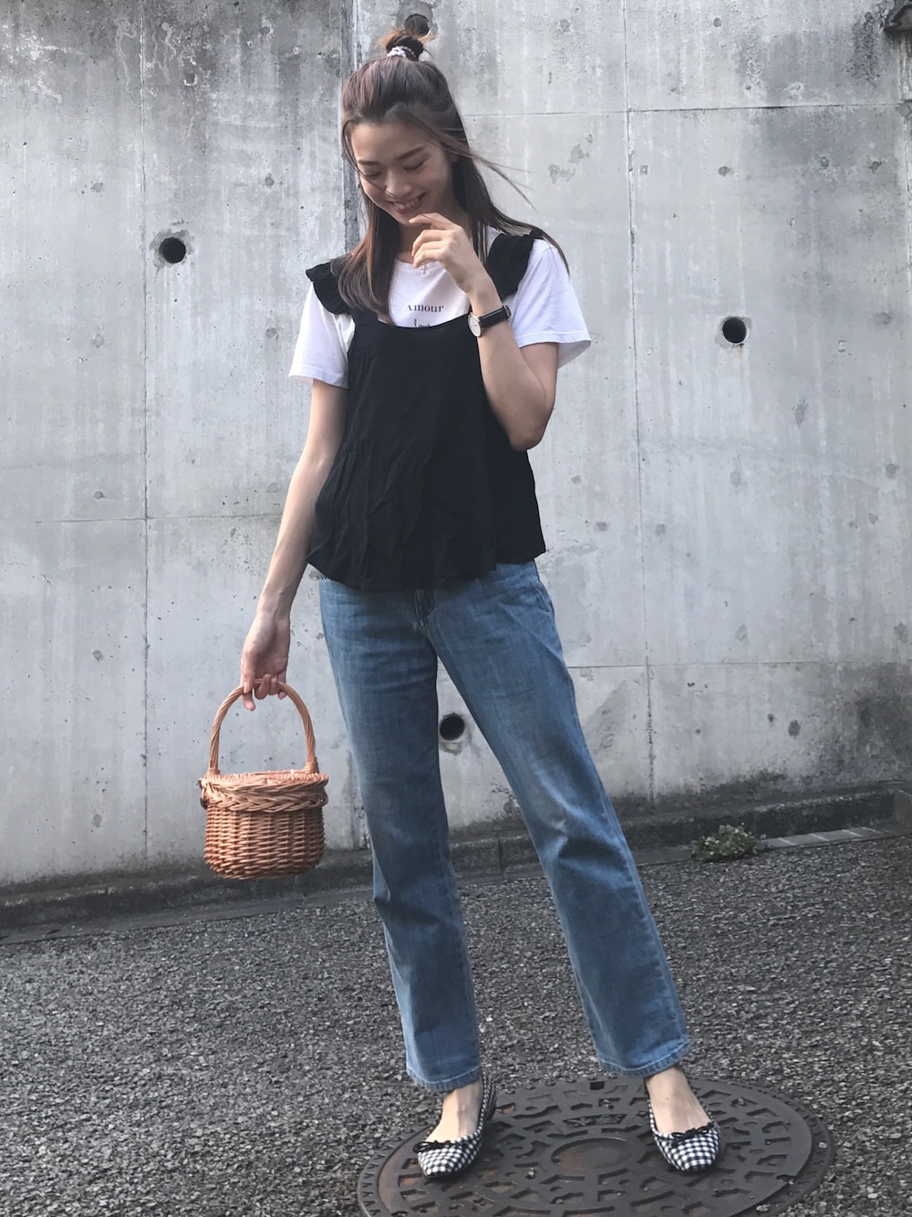 「シンプルコーデ、大人カジュアル、オトナ女子、モノトーン、デニム、デニムパンツ、ギンガムチェック、かごバッグ、カゴバック」｜「SEE BY CHLOEのアイテム（デニムパンツ、ブルー系）」を使った、石井亜美さん（レディース・168cm）の夏コーディネートの1枚目の写真