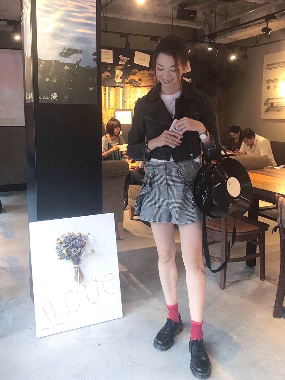 「コク色シャドウ、秋コーデ、シンプルコーデ、ショートパンツ、赤、グレンチェック、グレンチェック柄パンツ、フリル、マーチン」｜「Dr. MartensのDr. Martens 1461 59 3EYE SHOE（ブーツ、ブラック系）」を使った、石井亜美さん（レディース・168cm）の秋コーディネートの1枚目の写真