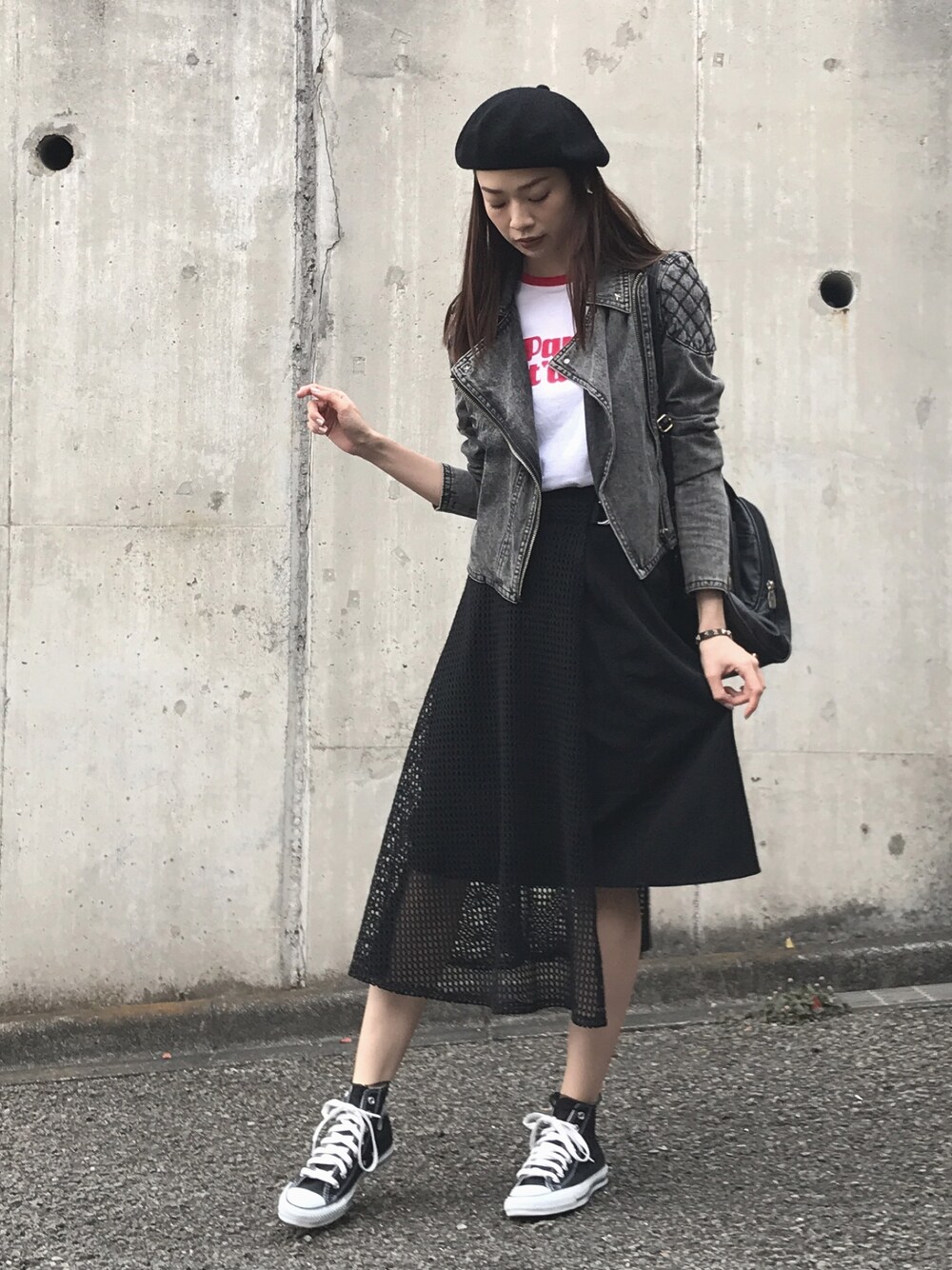 「休日スタイル、カジュアルコーデ、モノトーン、Tシャツ、コンバース、スニーカー、大人コーデ、ベレー帽、リュック、黒スカート」｜「MURUAの２ＷＡＹカバーフレアスカート（スカート、ブラック系）」を使った、石井亜美さん（レディース・168cm）の春コーディネートの1枚目の写真