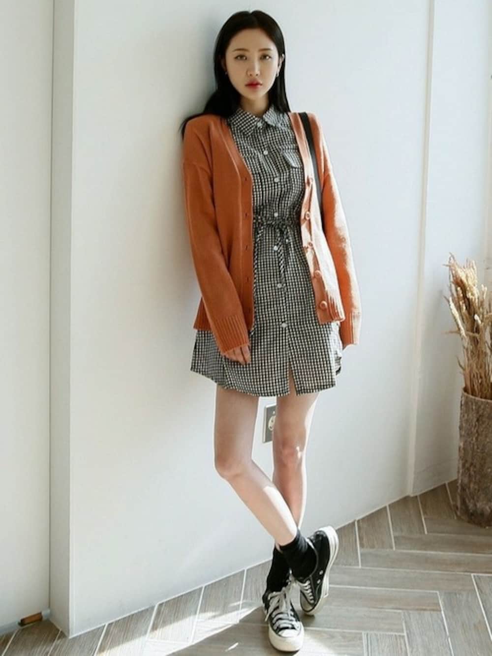 ブラック系のシャツワンピース、ブラウン系のカーディガン/ボレロを着用したレディースの春コーディネートの1枚目の写真