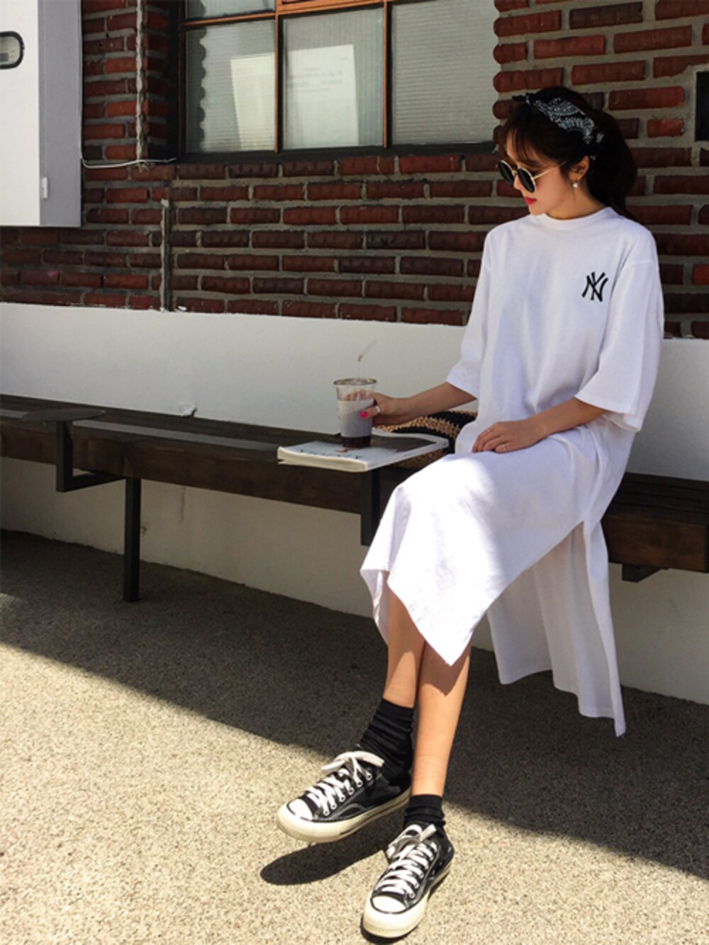 ホワイト系のTシャツ/カットソーを着用したレディースの春コーディネートの1枚目の写真