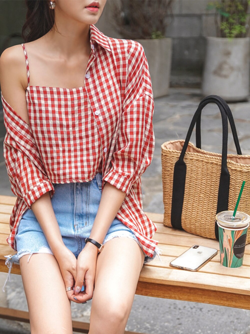 レッド系のシャツ/ブラウス、ブルー系のデニムパンツを着用したレディースの夏コーディネートの1枚目の写真