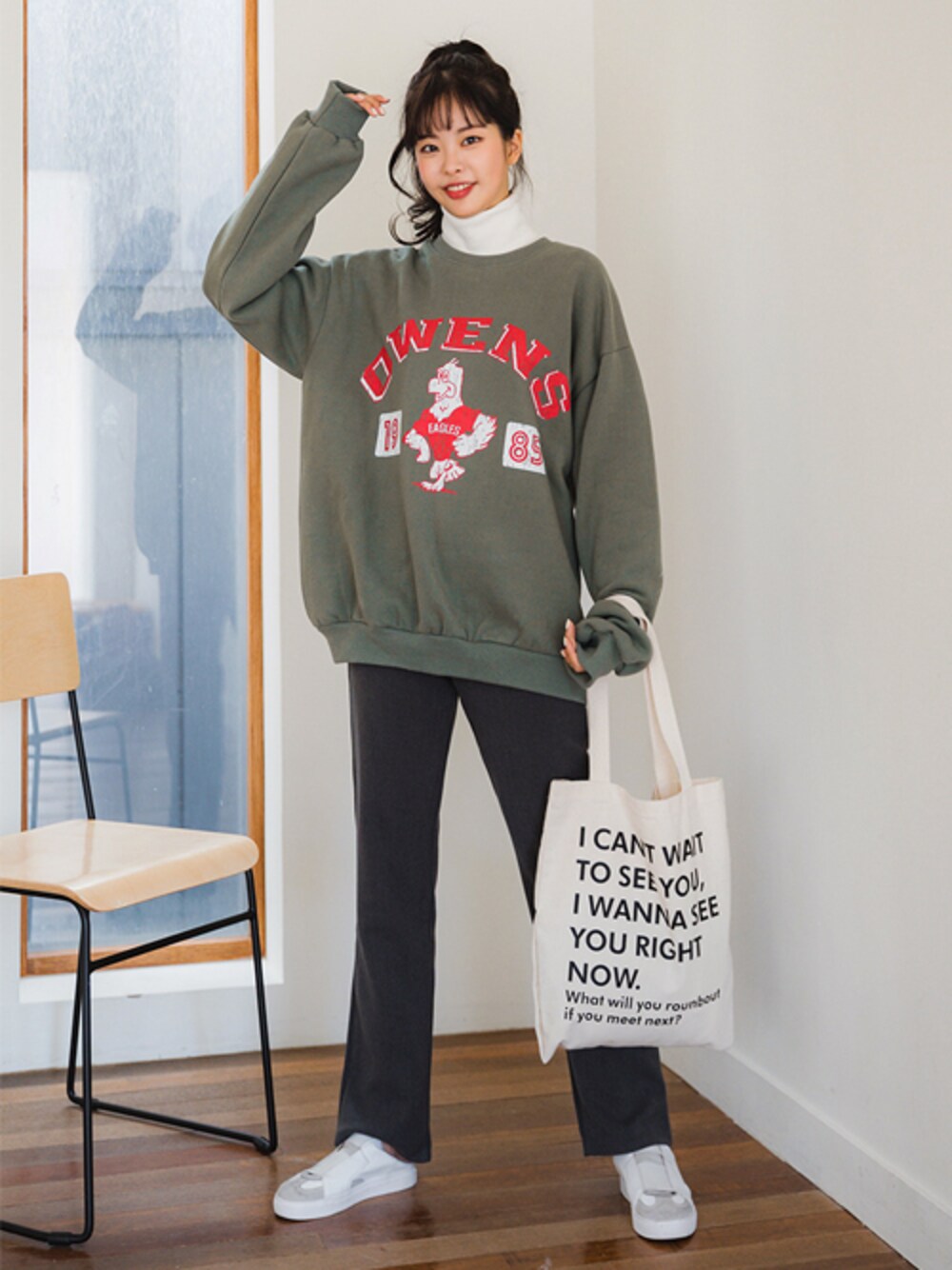 その他のスウェット、グレー系のスラックスを着用したレディースの秋コーディネートの1枚目の写真