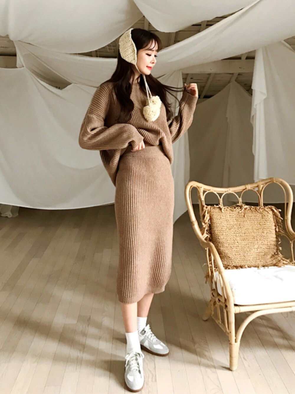 ベージュ系のセットアップを着用したレディースの冬コーディネートの1枚目の写真