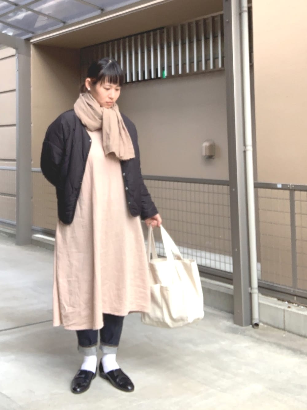 「カジュアルコーデ、シンプルコーデ、ママコーデ、プチプラ、高身長女子、ピンク、zozoデニム」｜「無印良品のアイテム（トートバッグ、ホワイト系）」を使った、しーたさん（レディース・163cm）の冬コーディネートの1枚目の写真