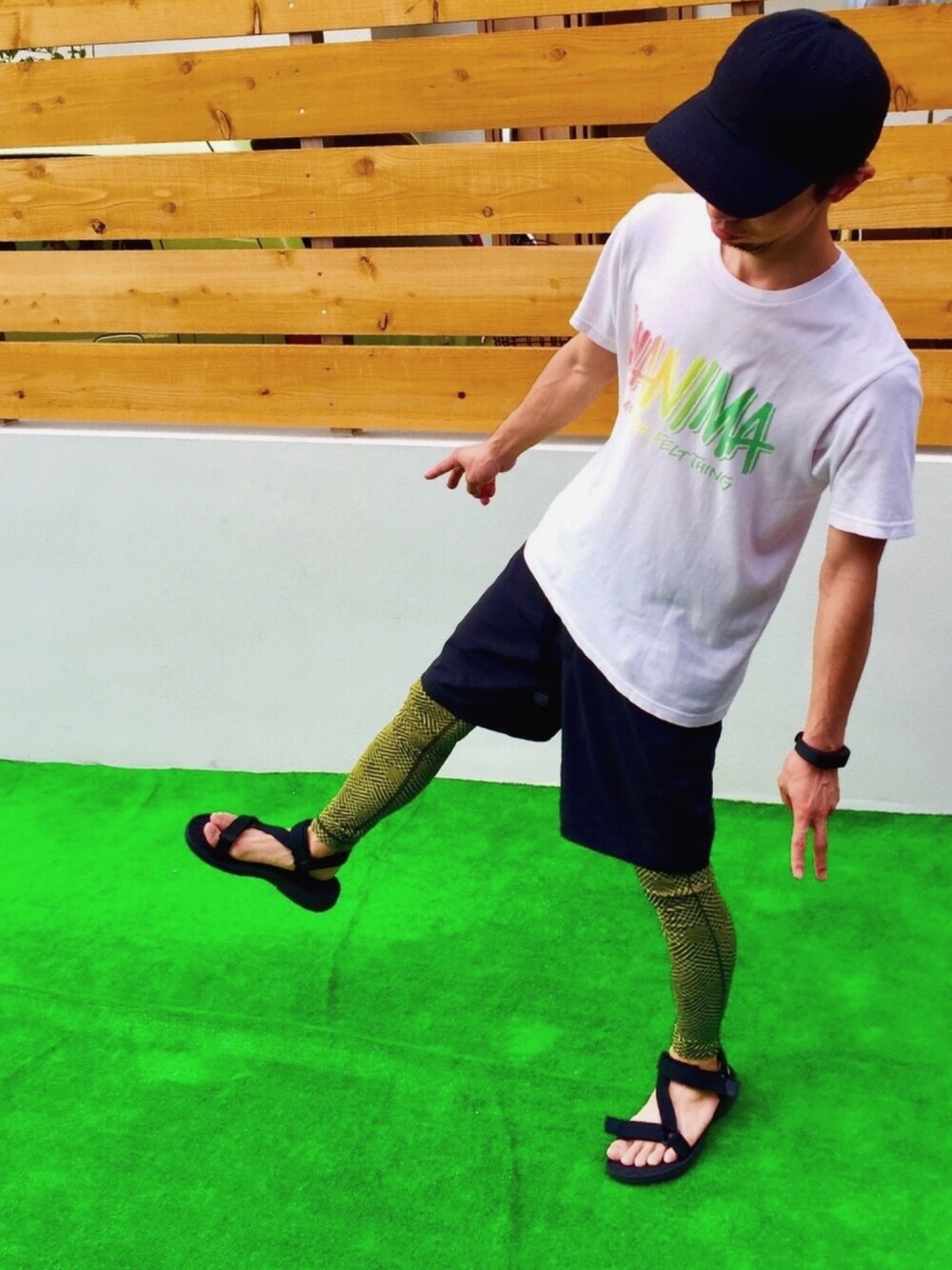 ブラック系のその他パンツ、ブラック系のサンダル、ホワイト系のTシャツ/カットソーを着用したメンズの夏コーディネートの1枚目の写真