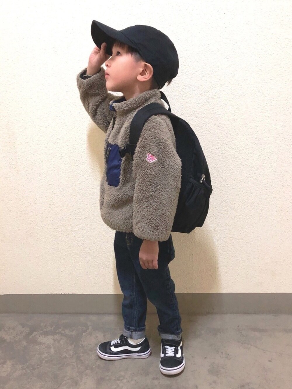 「やっぱりストリートが好き、キッズコーデ、キッズファッション、おしゃれさんと繋がりたい、ボア、デニムパンツ、おとこのこ、リュック、キャップ、むすこーで」｜「NIKEのナイキ ヘリテージ86 キッズ アジャスタブル キャップ（キャップ、ブラック系）」を使った、Star...★さん（キッズ・110cm）の秋コーディネートの1枚目の写真