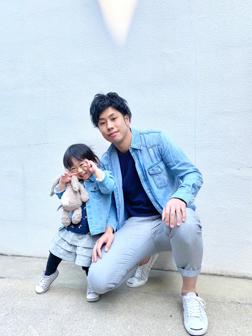「リンクコーデ」｜「CONVERSEの【CONVERSE】BABY ALL STAR N TRICOTAPE Z 32712807/32712800（スニーカー、グレー系）」を使った、uenfamさん（キッズ・90cm）の春コーディネートの1枚目の写真